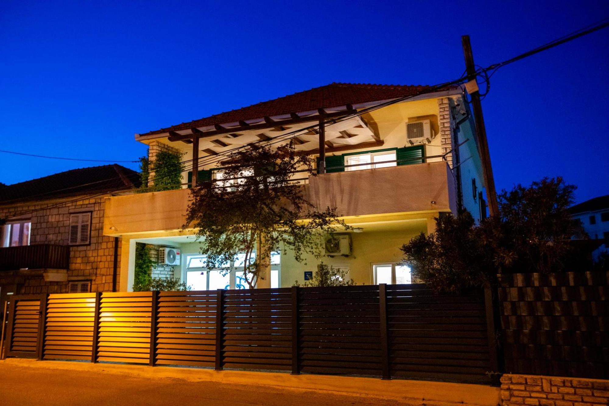 Apartment Laura Трогир Екстериор снимка