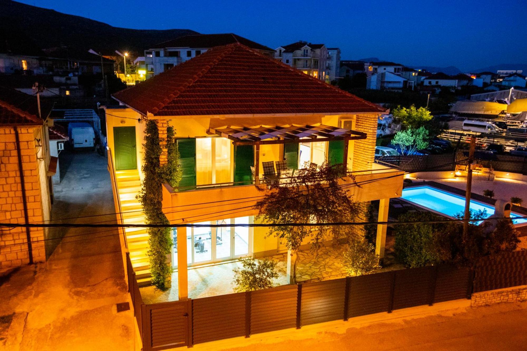 Apartment Laura Трогир Екстериор снимка