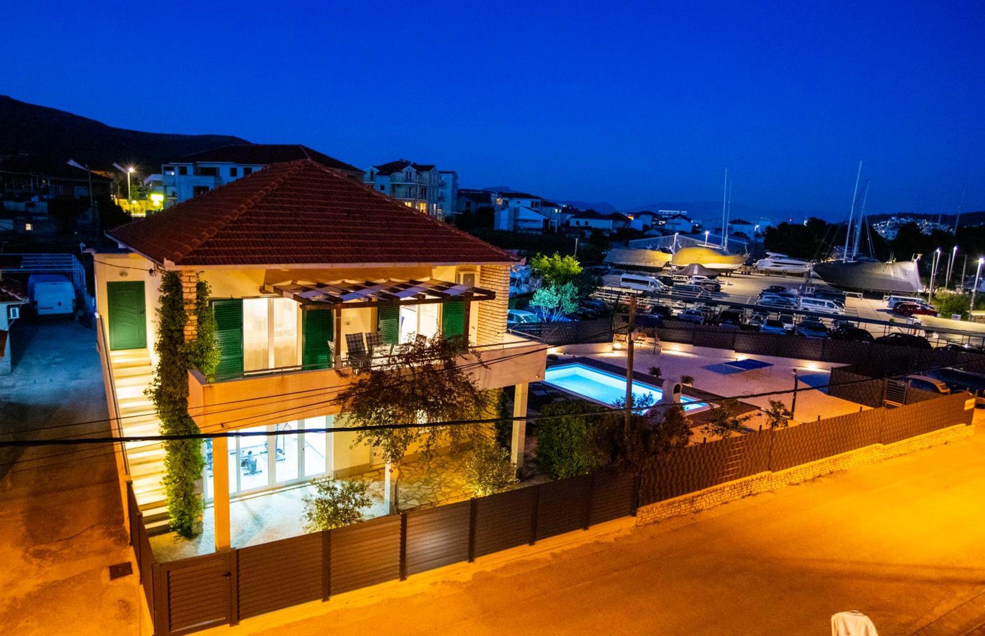 Apartment Laura Трогир Екстериор снимка