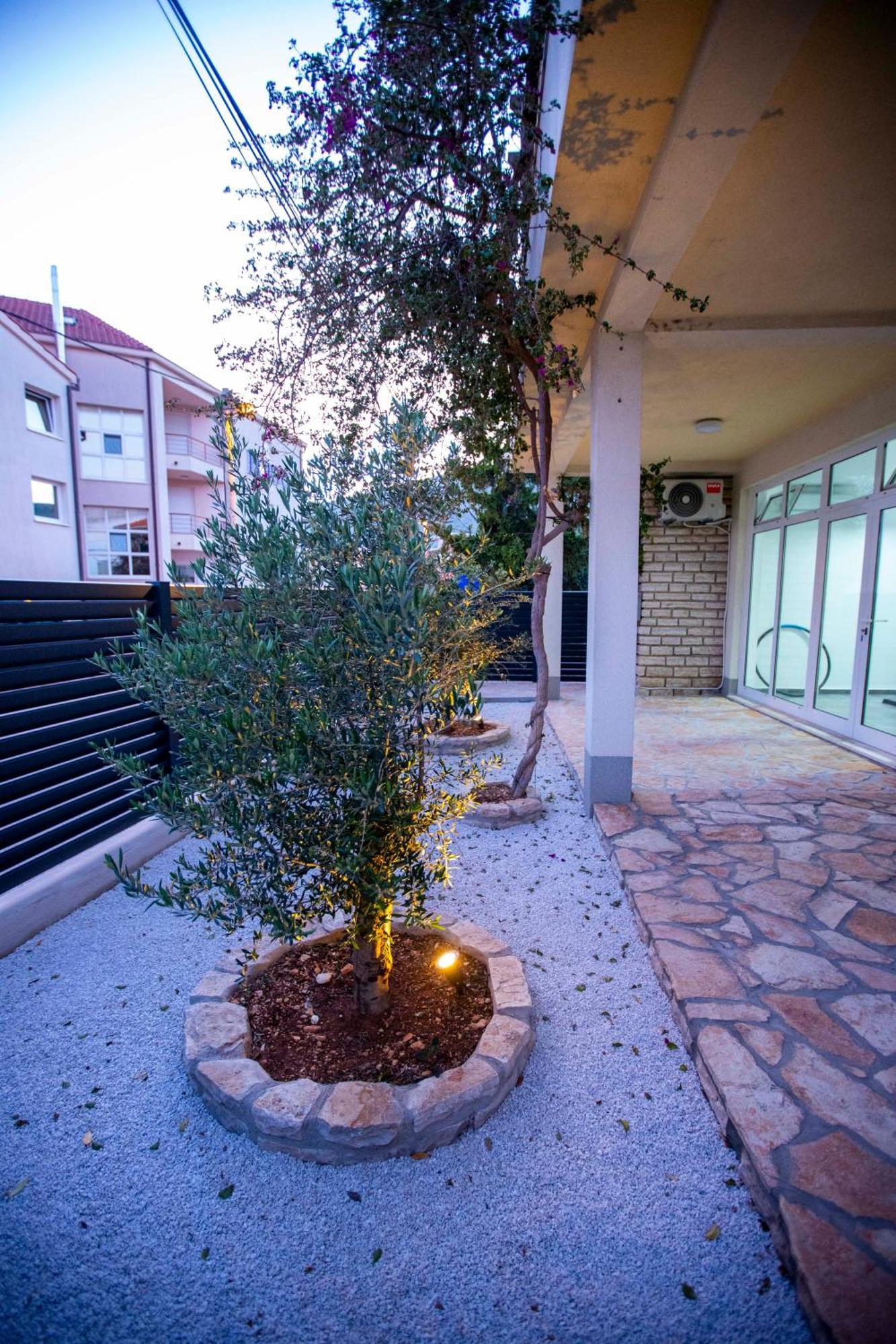 Apartment Laura Трогир Екстериор снимка