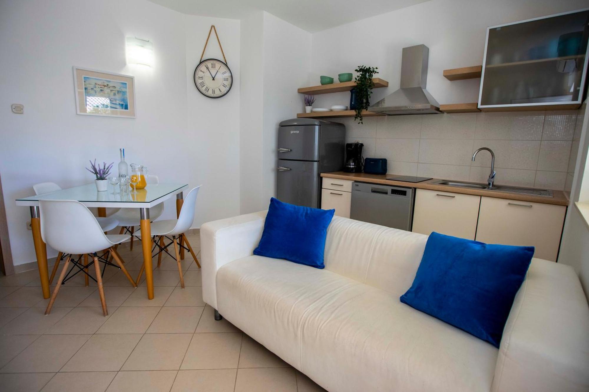 Apartment Laura Трогир Екстериор снимка