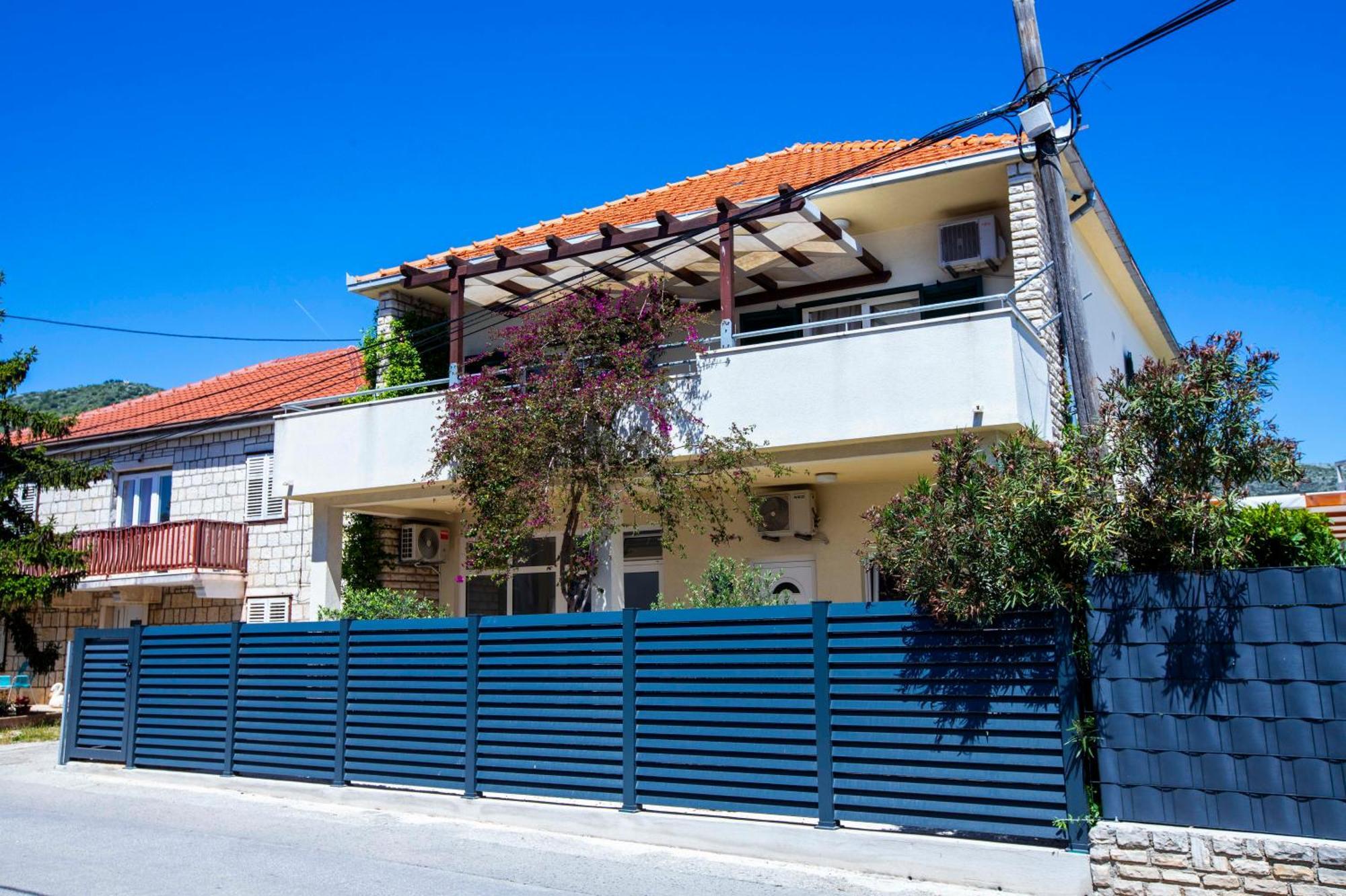 Apartment Laura Трогир Екстериор снимка
