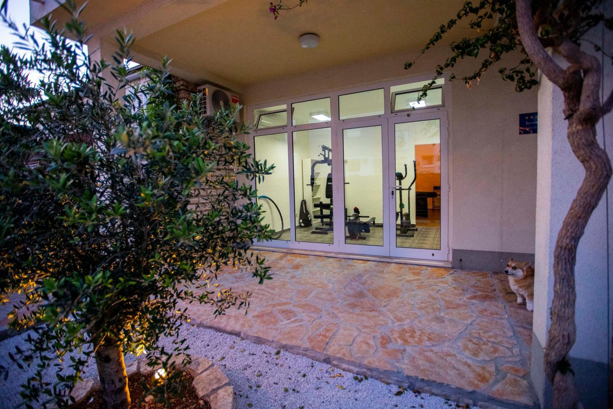 Apartment Laura Трогир Екстериор снимка