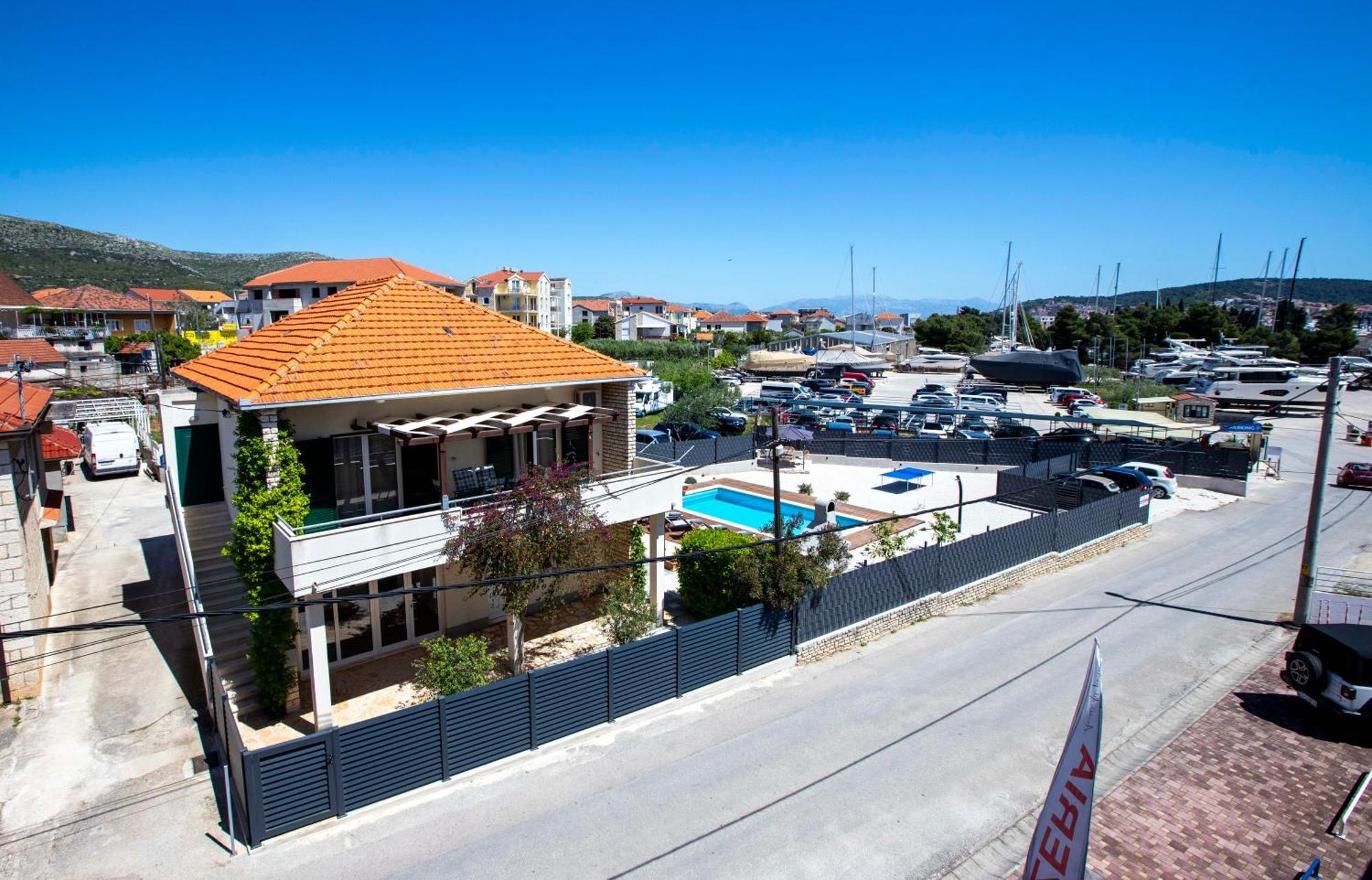 Apartment Laura Трогир Екстериор снимка