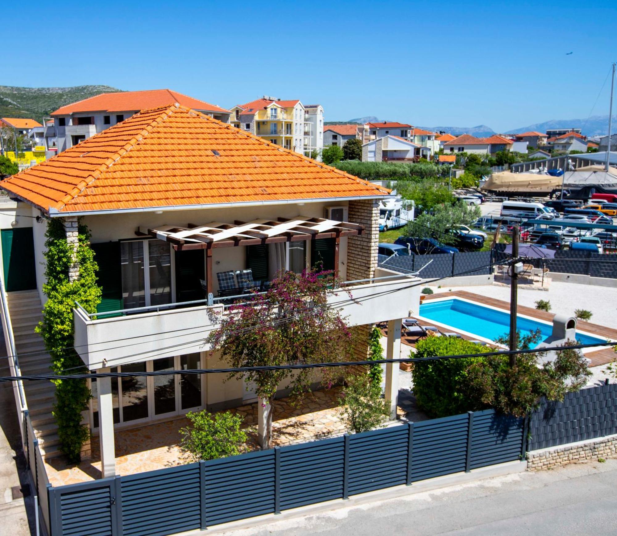 Apartment Laura Трогир Екстериор снимка