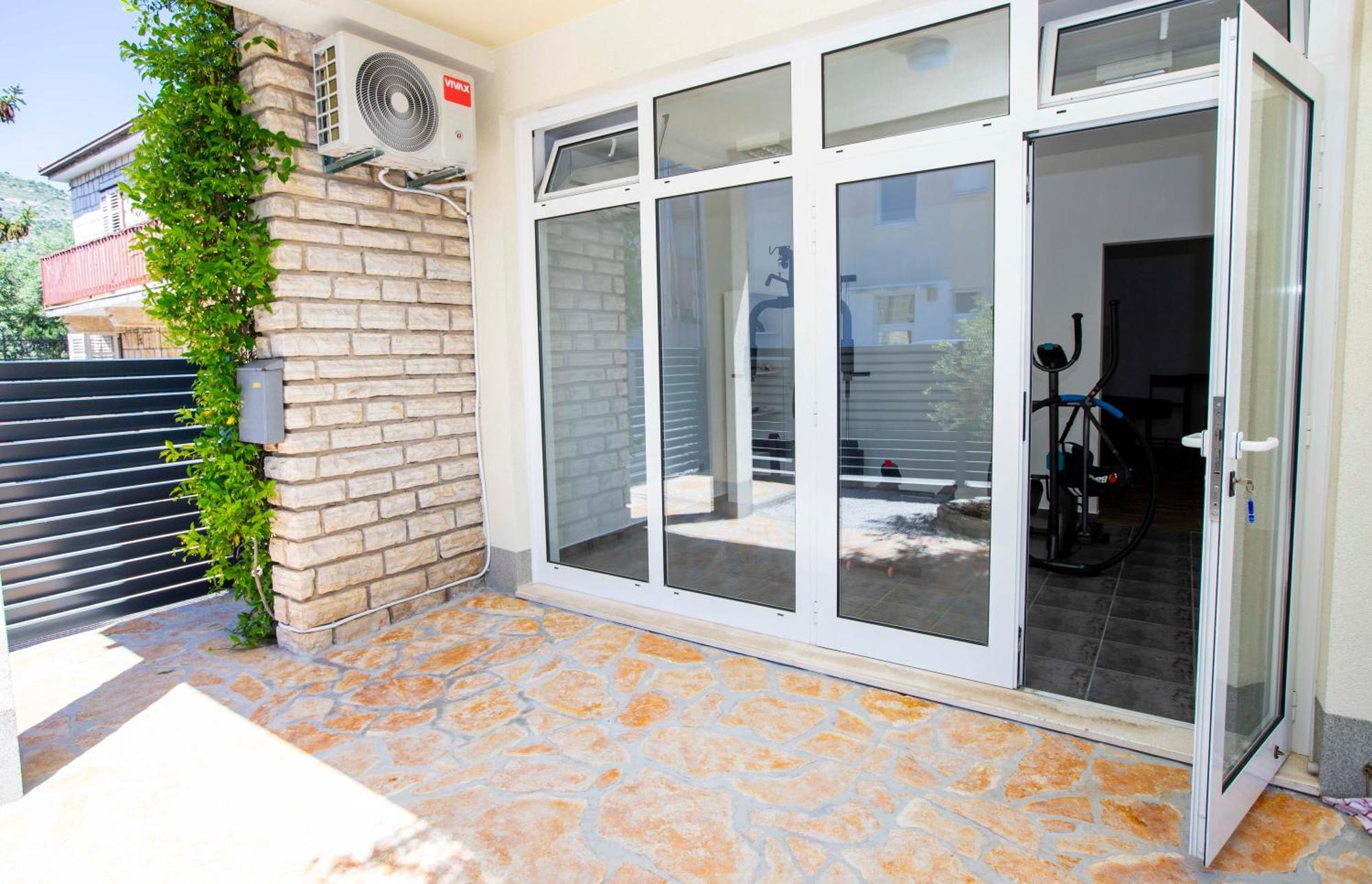 Apartment Laura Трогир Екстериор снимка